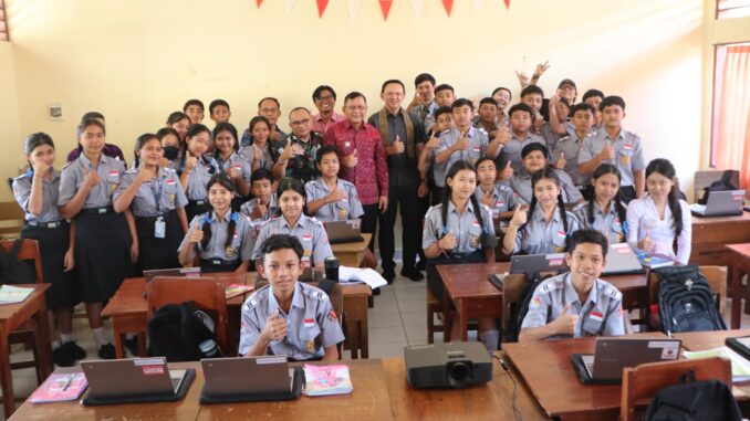 google di bullenge Bupati Buleleng bersama siswa SMP 1 Sukasada Buleleng - IST
