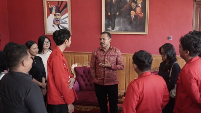 Ketua DPRD Buleleng Ketut Ngurah Arya, A.Md.Kom menerima kunjungan audensi dari Pengurus DPC GMNI dan MPM REMA Undiksha, Selasa (2/9) - IST