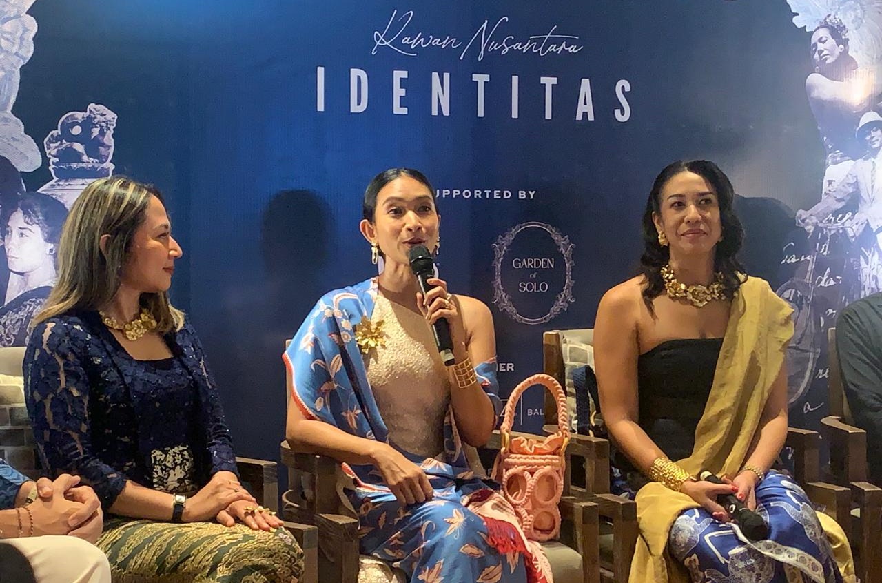 Jumpa pers pameran koleksi "IDENTITAS". Ki-ka : EVP Corporate Communication & Social Responsibility BCA Hera F. Haryn, Happy Salma, selaku Founder & Creative Conceptor TULOLA Jewelry dan Sri Luce Rusna, selaku Founder & Creative Designer TULOLA - IST