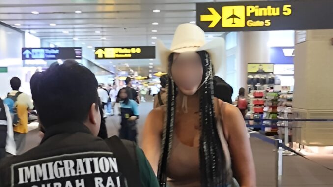 imigrasi ngurah rai Kantor Imigrasi Ngurah Rai, Bali, saat mendeportasi seorang perempuan Warga Negara Asing (WNA) asal Amerika Serikat (AS) berinisial bernisial JRG, Jumat (19/9). (FOTO dari Humas Imigrasi Ngurah Rai).