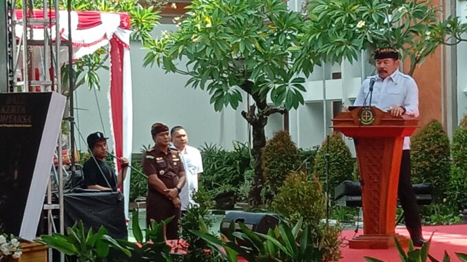 Jaksa Agung Sanitiar (ST) Burhanuddin saat memberikan sambutan di Peresmian Gedung dan Fasilitas Kantor di Kejati Bali, Denpasar, Bali, pada Selasa (16/9). - IST