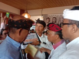 Gubernur Bali Wayan Koster saat penyerahan bantuan untuk korban banjir - IST