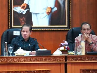 Menteri Lingkungan Hidup (LH)/Kepala Badan Pengendalian Lingkungan Hidup Hanif Faisol Nurrofiq (kiri) bersama Gubernur Bali, Wayan Koster dalam rapat penanganan banjir di Bali - IST