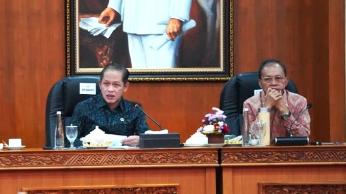 meneteri LH Menteri Lingkungan Hidup (LH)/Kepala Badan Pengendalian Lingkungan Hidup Hanif Faisol Nurrofiq (kiri) bersama Gubernur Bali, Wayan Koster dalam rapat penanganan banjir di Bali - IST