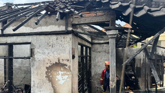 Kebakaran satu rumah di Denpasar gara-gara memasak dengan kayu bakar - IST