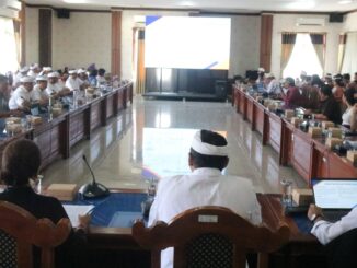 Sosialisasi Naskah Akademik dan Rancangan Peraturan Daerah (Ranperda) Inisiatif tentang Fasilitasi Penyelenggaraan Pendidikan Widyalaya dan Pasraman, bertempat di ruang Gabungan Komisi DPRD Buleleng, Senin (22/9) - Humas DPRD Buleleng