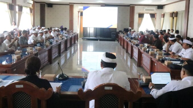 Sosialisasi Naskah Akademik dan Rancangan Peraturan Daerah (Ranperda) Inisiatif tentang Fasilitasi Penyelenggaraan Pendidikan Widyalaya dan Pasraman, bertempat di ruang Gabungan Komisi DPRD Buleleng, Senin (22/9) - Humas DPRD Buleleng