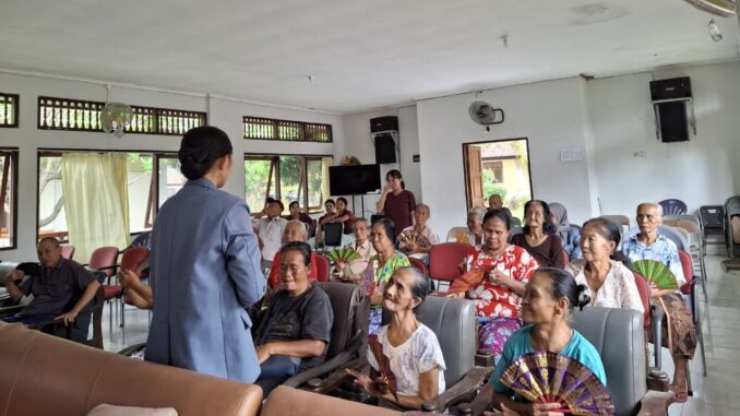 Terapi kenangan oleh Mahasiswa Undhiksa Buleleng - IST