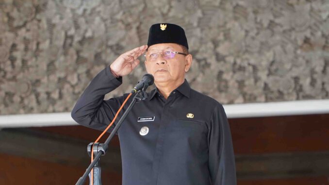 Bupati Sutjidra saat menjadi inspektur upacara - IST