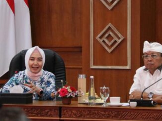 Gubernur Bali Wayan Koster (kanan) menerima kunjungan kerja Kepala Badan Meteorologi, Klimatologi, dan Geofisika (BMKG) RI, Dwikorita Karnawati, di Jayasabha, Denpasar, Rabu (8/10) - IST