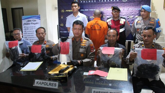 Barang bukti Polisi menunjukkan pelaku dna barang bukti - IST