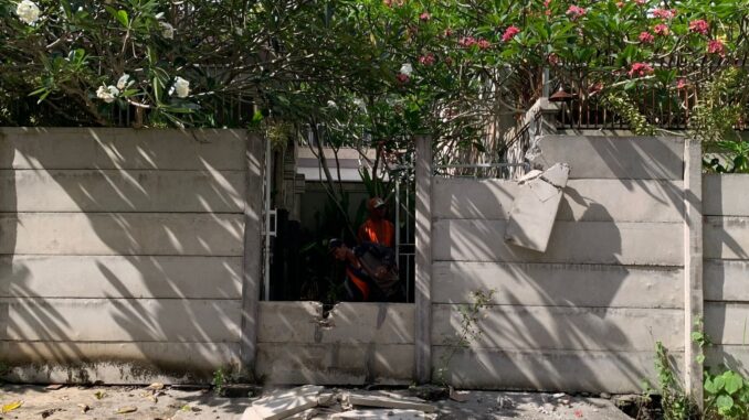 Pembongkaran tembok pembatas kawasan GWK - IST