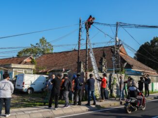 Pembersihan Kabel Provider (Jaringan Utilitas) di Ruas Jalan Raya Sading-Sempidi, Mengwi, Jumat (3/10) - IST
