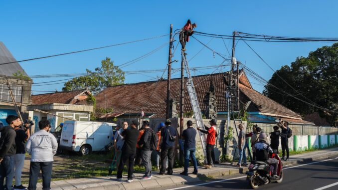 Pembersihan Kabel Provider (Jaringan Utilitas) di Ruas Jalan Raya Sading-Sempidi, Mengwi, Jumat (3/10) - IST