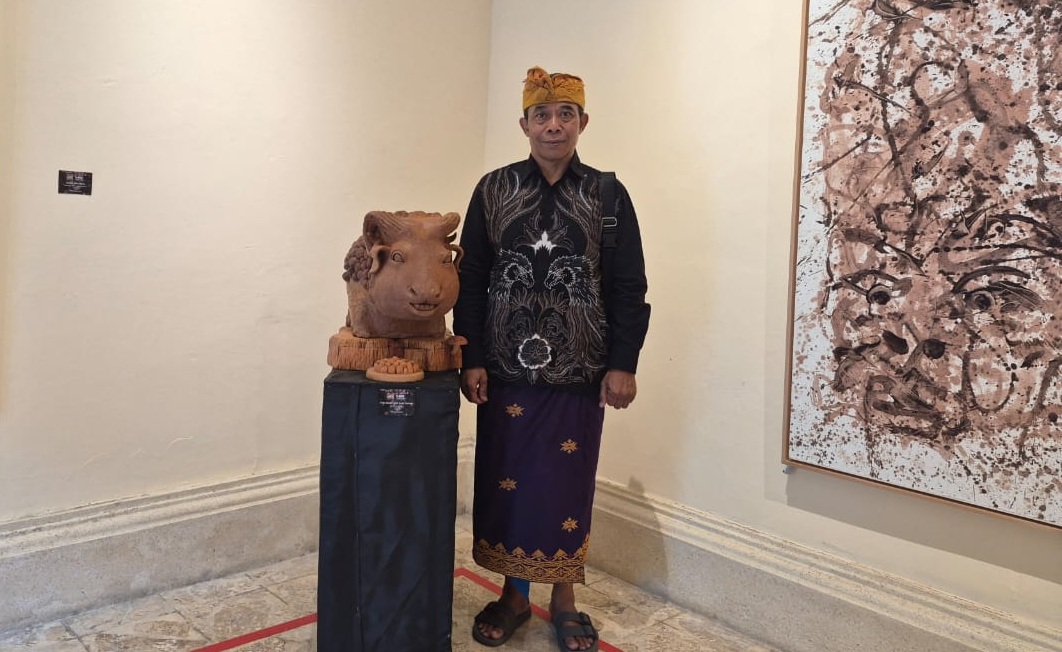 Keterangan foto
Dr. I Nyoman Suardina di samping karya “The Sheep and the Last Stump” yang dipamerkan dalam B-Game 2025, ARMA Ubud, Bali (Foto: dok. pribadi)