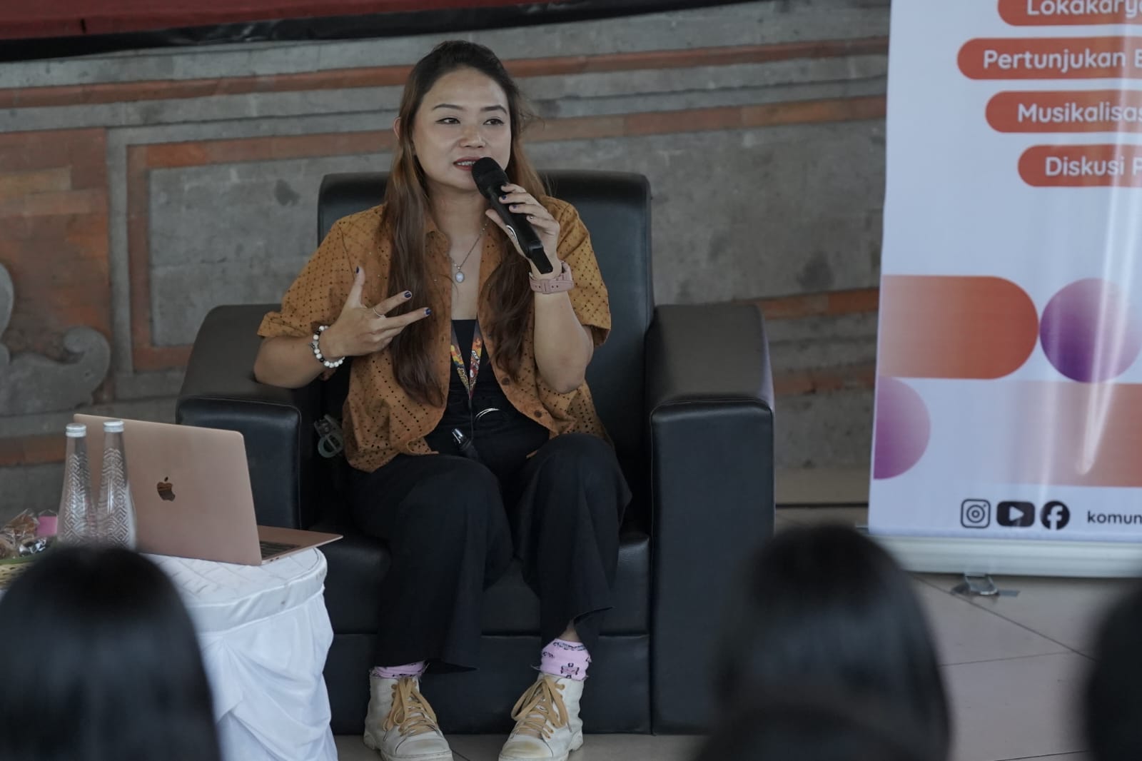 Penyair Pranita Dewi  saat tampil dalam acara acara Rabu Puisi, 1-2 Oktober 2025, di Gedung Sasana Budaya Singaraja.- ISt