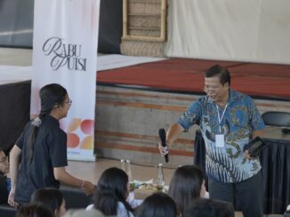 Prof. I Nyoman Darma Putra saat tampil dalam acara acara Rabu Puisi, 1-2 Oktober 2025, di Gedung Sasana Budaya Singaraja.- ISt