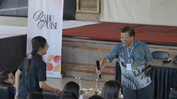 Prof. I Nyoman Darma Putra saat tampil dalam acara acara Rabu Puisi, 1-2 Oktober 2025, di Gedung Sasana Budaya Singaraja.- ISt