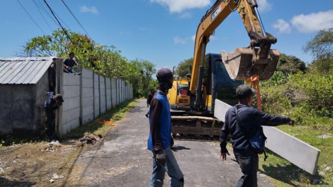 WhatsApp Image 2025-10-10 at 11.16.57 Proses pergeseran tembok yang terus dilakukan Manajemen GWK.- IST