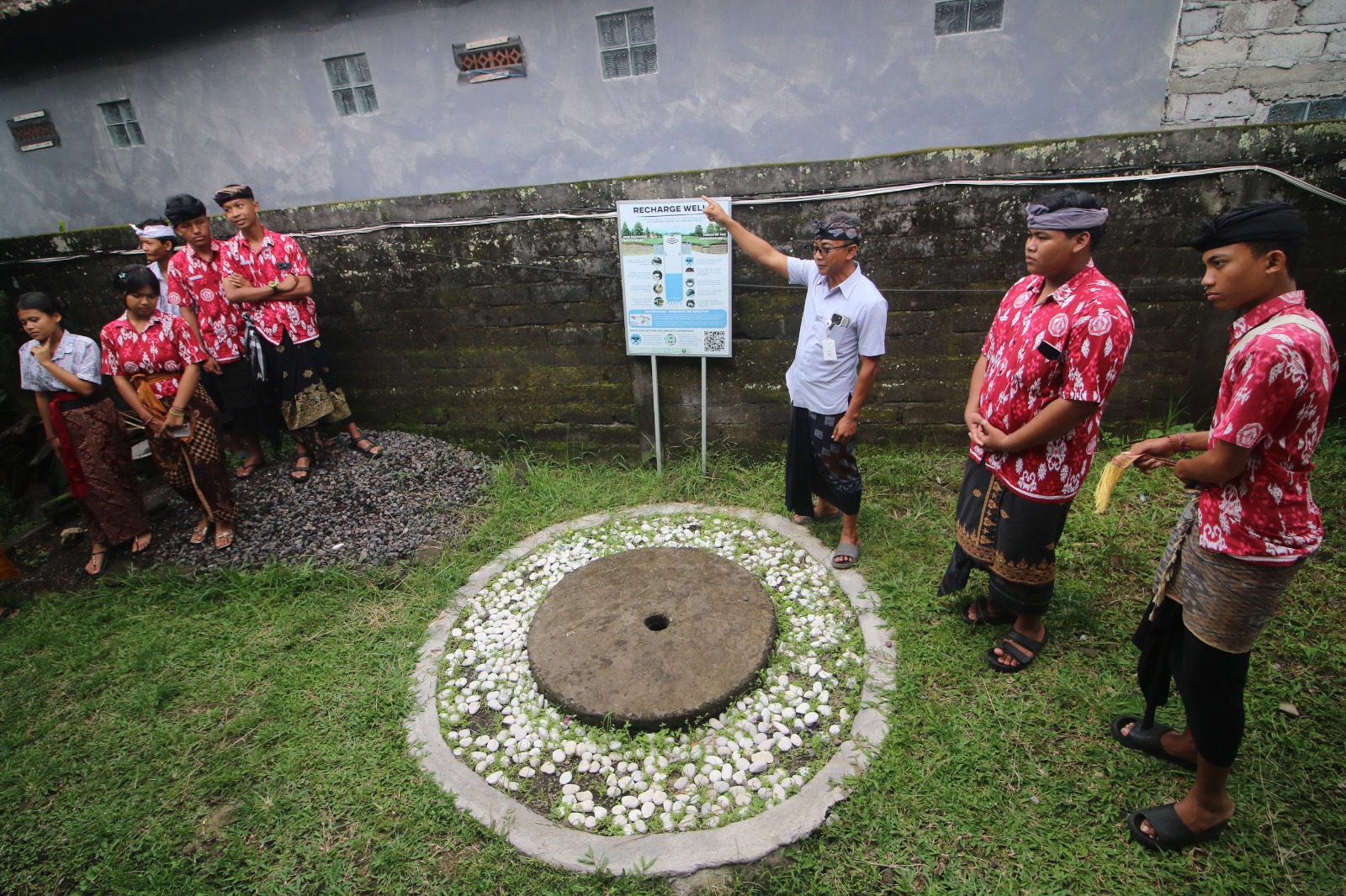 (Sispala) Putu adi Adnyana Negara menunjukkan sumur imbuhan - IST