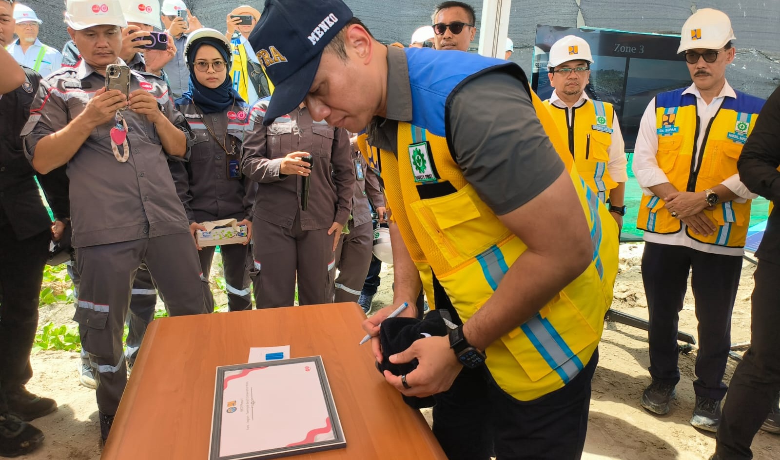 AHY saat meninjau proyek di Pantai Kuta- IST