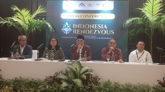 Ki-ka: 1. Cipto Harto - Direktur Eksekutif AAUI 2. Trinita Situmeang - Wakil Ketua AAUI 3. Budi Herawan- Ketua AAUI 4. Ogi Prastomiyono - Kepala Eksekutif Pengawas Perasuransian, Penjaminan, dan Dana Pensiun Merangkap Anggota Dewan Komisioner Otoritas Jasa Keuangan 5. Muhammad Iqbal - Wakil Ketua AAUI - IST