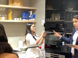 Demo peralatan rumah tangga modern saat pembukaan toko BOSCH di Denpasar, Bali - IST