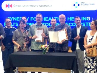 Ketua BTB Agung Partha Adnyana bersama Perwakilan Swire Investments Indonesia, Ainsley Mann menunjukkan MOU yang telah ditanda-tangani, Senin (13/10) di Bali International Hospital - IST