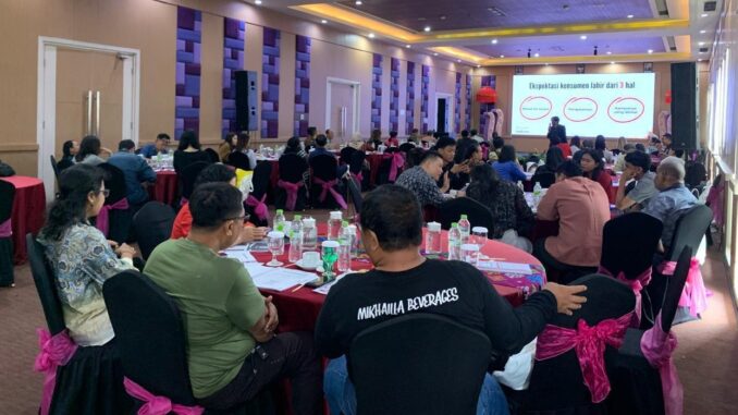 Sesi pelatihan dari CCEP Indonesia untuk para pemilik toko ritel di Quest Hotel San Denpasar, Selasa (14/10/2025) - IST