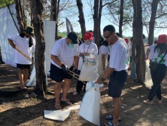 Aksi beach clean up Havaianas di Pantai Mertasari Sanur - IST