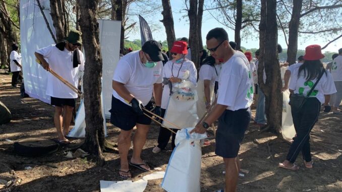 Aksi beach clean up Havaianas di Pantai Mertasari Sanur - IST