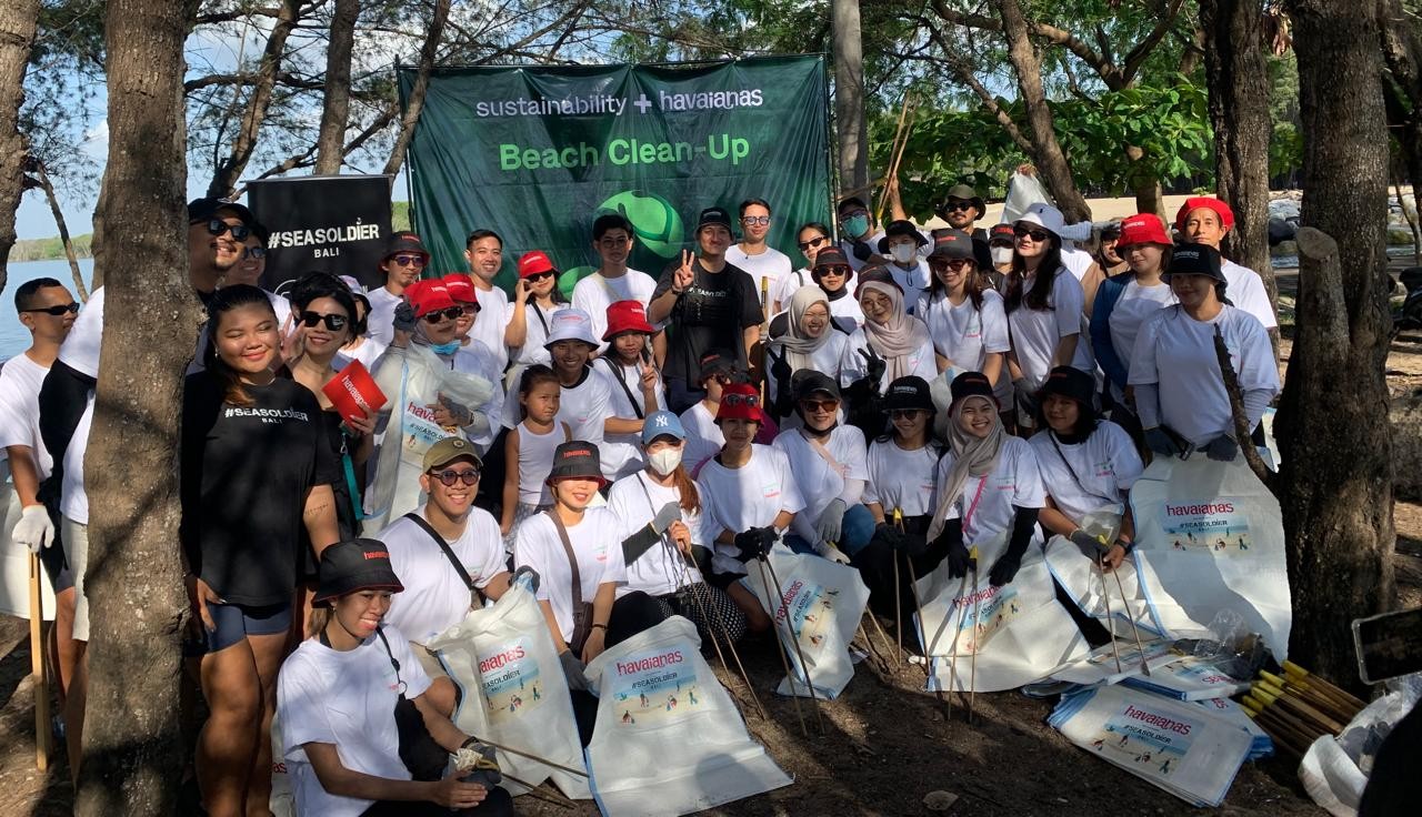 Aksi beach clean up Havaianas di Pantai Mertasari Sanur - IST