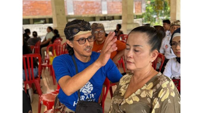 Pelaksanaan hipnoterapi untuk warga korban banjir di Denpasar - IST