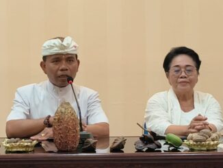 Made Rentin (kiri) saat melakukan konferensi pers, di Kantor DKLH di Denpasar, Bali, Senin (6/10) - IST
