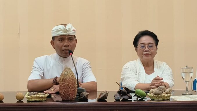 Made Rentin (kiri) saat melakukan konferensi pers, di Kantor DKLH di Denpasar, Bali, Senin (6/10) - IST