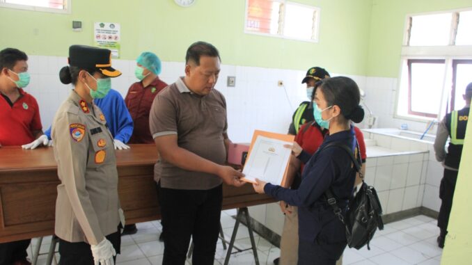 Penyerahan santun korban KMP Tunu Pratama - IST