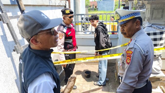 Polisi melakukan olah TKP penemuan mayat bayi - IST