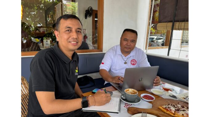 pkhi Sekretaris Panitia Pelaksana Musda Made Sumerte (Kiri) dan Tomi Liem - IST