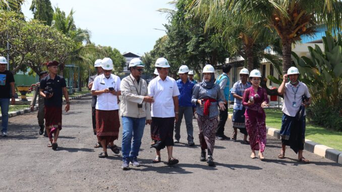 Wakil Bupati Buleleng Gede Supriatna melakukan kunjungan kerja ke Pembangkit Listrik Tenaga Gas dan Uap (PLTGU) Pemaron, Rabu (8/10) - IST