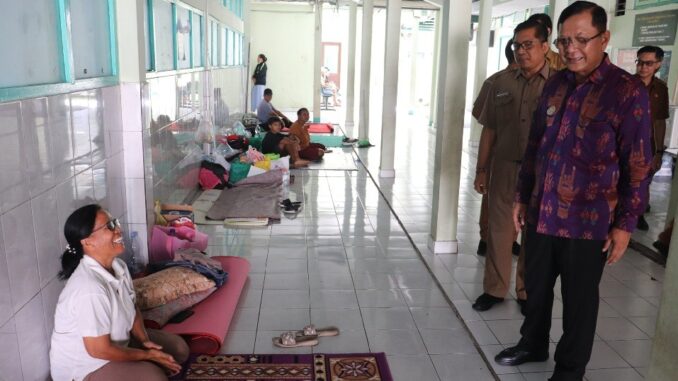 rsud 2 Bupati Sutjidra didampingi oleh Plt. Direktur RSUD Buleleng dr. Ketut Suteja Wibawa  beserta jajaran direksi rumah sakit dan Kepala Dinas Pekerjaan Umum (PU) I Putu Adiptha Eka Putra melakukan peninjauan ke Gedung RSUD Buleleng, Senin (20/10). - IST