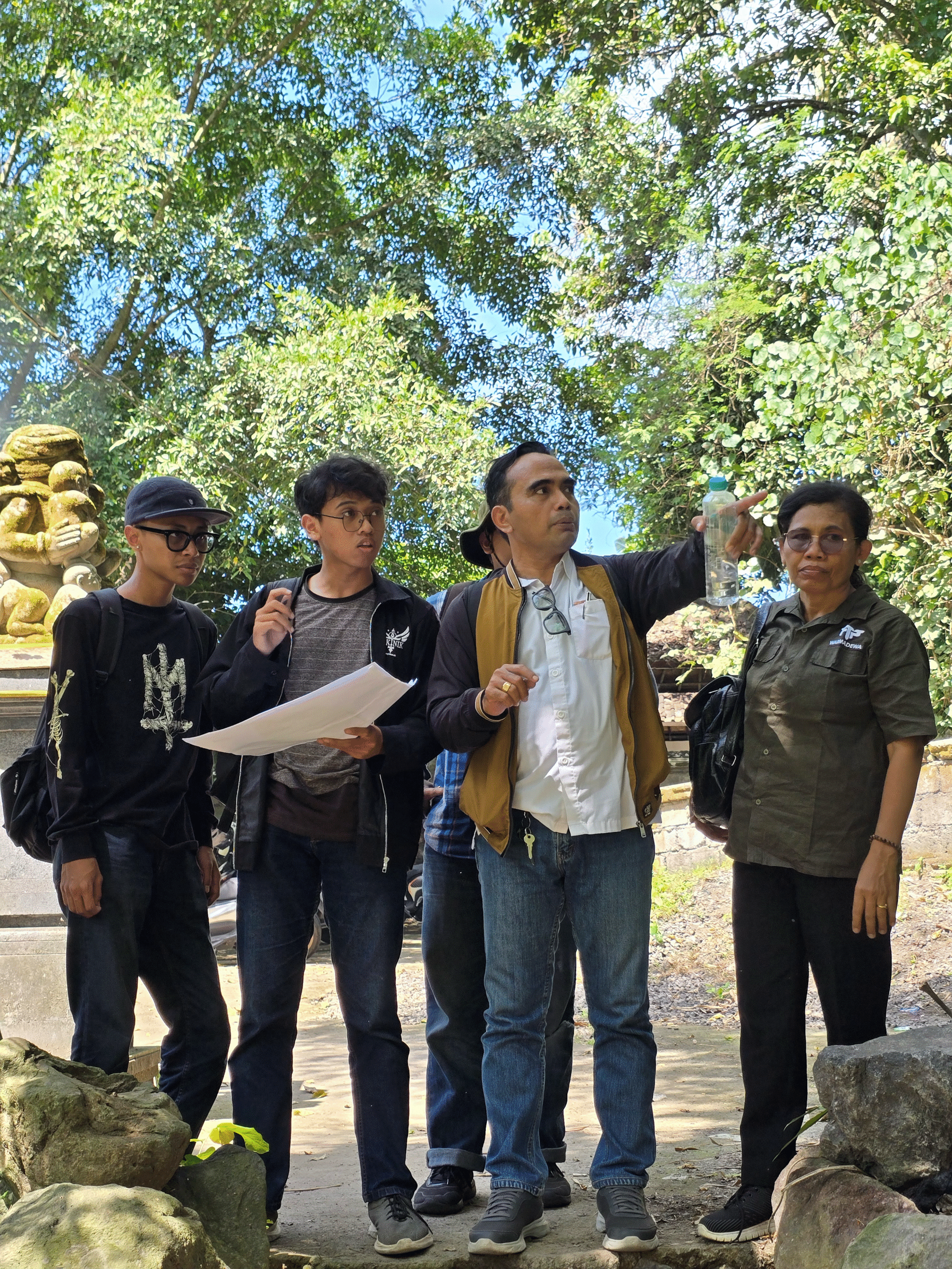Ketua Tim Pengadian pada Masyarakat (tengah) dan Anggota Tim Pengabdian pada Masyarakat Universitas Warmadewa (kiri dan kanan) melakukan survey dan observasi di kawasan Pura Taman Beji Desa Lebih - IST