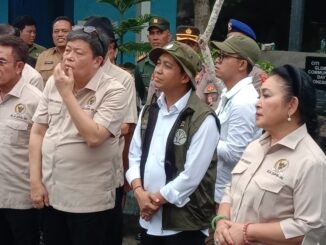 Ketua Komisi IV DPR RI Siti Hediati Hariyadi (ujung kanan) bersama Menteri Kehutanan (Menhut) Raja Juli Antoni saat usai mengikuti acara Pelepasliaran Satwa Dilindungi Penyu, bersama Anggota Komisi IV DPR RI, di Pantai Saba, di Kabupaten Gianyar, Bali, Senin (27/10) - IST