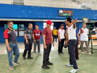 Wakil Bupati Buleleng, Gede Supriatna, yang juga bertindak sebagai Ketua Umum Panitia Penyelenggara saat meninjau venue utama Kejuaraan Dunia Vovinam, Minggu (19/10/2025).