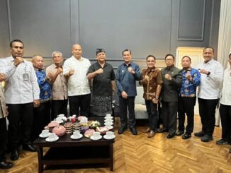 Bupati Buleleng saat menerima menerima audiensi dari KONI Buleleng bersama Panitia Penyelenggara Kejuaraan Dunia Vovinam di Ruang Kerja Bupati Buleleng, Rabu (1/10). - IST
