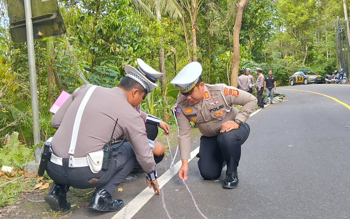 Polisi melakukan oleh TKP kecellakaan yang menewaskan 5 turis cina di Buleleng, Bali - IST