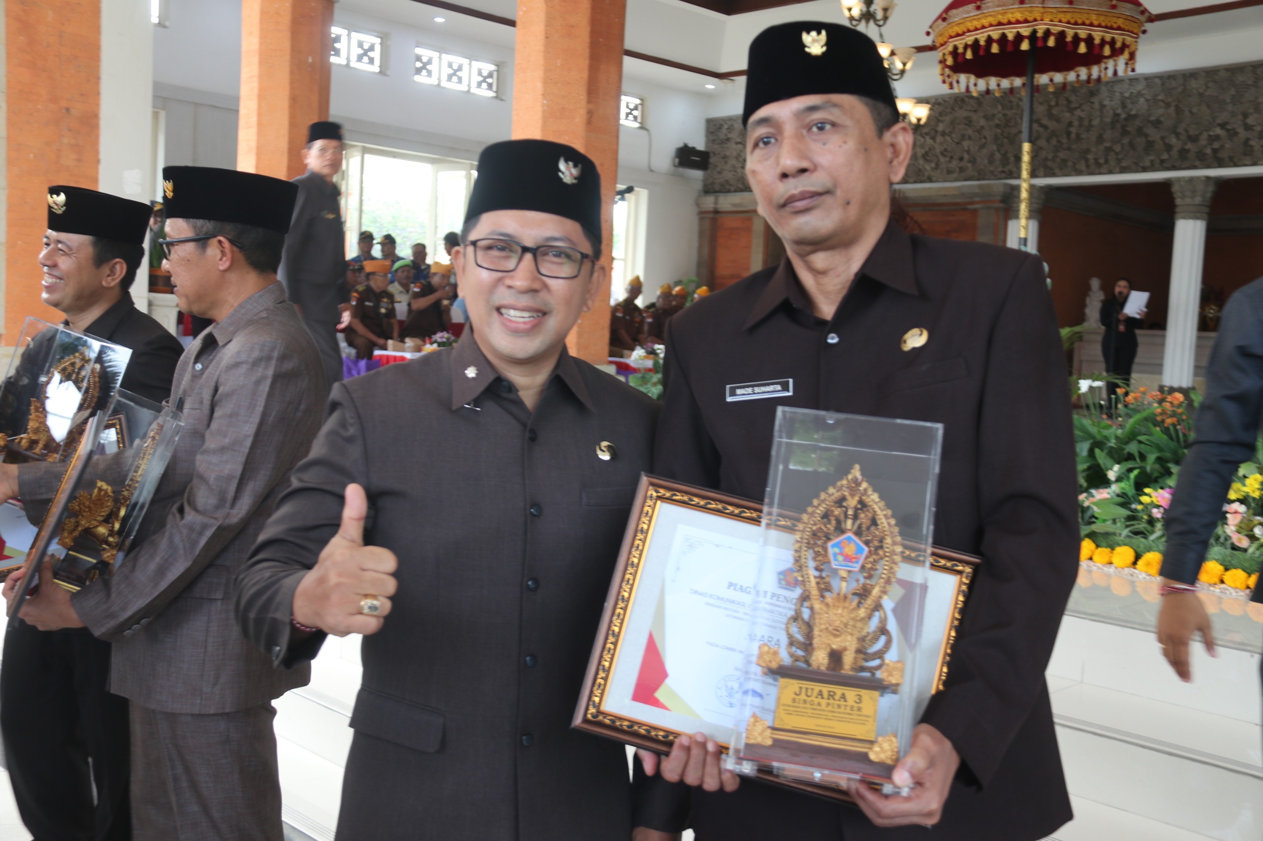 Kepala Brida Buleleng, Ketut Suwarmawan saay menyerahkan hadiah untuk pemenang lomba - ISTY