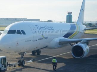 Pesawat Trans Nusa Airbus A320 dengan nomor penerbangan 8B-551 terdari bandara Ngurah Rai , Bali - IST