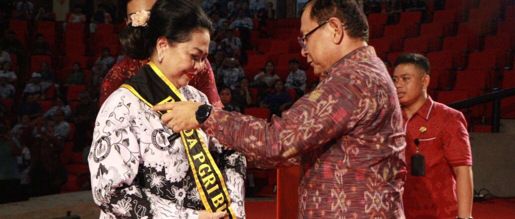 Bupati Buleleng I Nyoman Sutjidra, mengukuhkan Ny. Wardhany Sutjidra sebagai Bunda PGRI Kabupaten Buleleng dalam puncak perayaan Hari Guru Nasional (HGN) 2025 di Gedung Kesenian Gde Manik Singaraja, Selasa (25/11) - IST