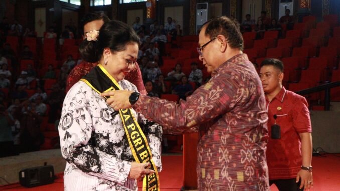 Bupati Buleleng I Nyoman Sutjidra, mengukuhkan Ny. Wardhany Sutjidra sebagai Bunda PGRI Kabupaten Buleleng dalam puncak perayaan Hari Guru Nasional (HGN) 2025 di Gedung Kesenian Gde Manik Singaraja, Selasa (25/11) - IST