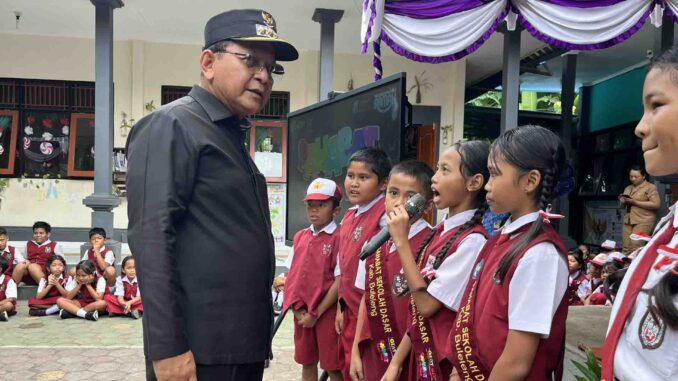 Bupati Buleleng saat peninjauan revitalisasi sekolah - IST